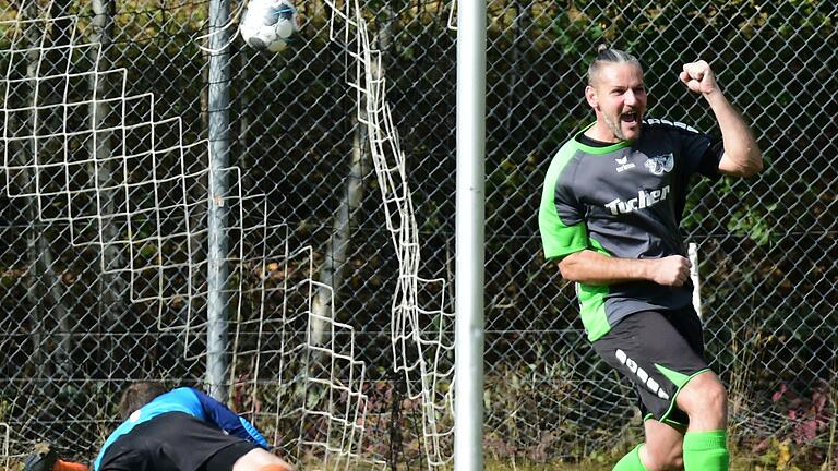 Dominik Full jubelt nach seinem Freistoßtor zur 2:1-Führung am 18. Oktober 2020 im Spitzenspiel gegen die SG Stockheim (Endstand 4:1). Es sollte das letzte Punktspiel in dieser nun abgebrochenen Saison 19/21 sein, in der die SG DJK Leutershausen I/SV Burgwallbach II ein würdiger Meister der B-Klasse Rhön 3 wurde. Dominik Full jubelt nach seinem Freistoßtor zur 2:1-Führung am 18. Oktober 2020 im Spitzenspiel gegen die SG Stockheim (Endstand 4:1). Es sollte das letzte Punktspiel in dieser nun abgebrochenen Saison 19/21 sein, in der die SG DJK Leutershausen I/SV Burgwallbach II ein würdiger Meister der B-Klasse Rhön 3 wurde.