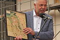 Hobby-Forscher Josef Weigmann bei der Darstellung der Zweidler-Karte aus dem Jahre 1599.