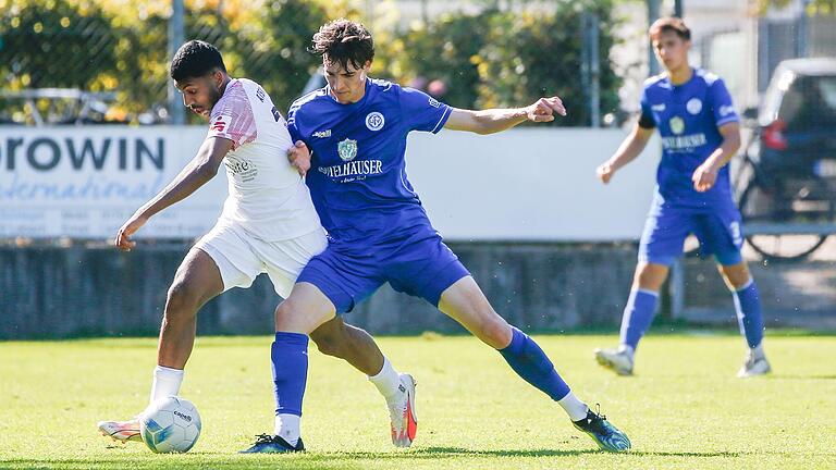 Nils Hock (rechts) vom FV 04 Würzburg im Zweikampf mit Geremi Perera vom ATSV Erlangen, der vor seinem Wechsel bei den Würzburger Kickers spielte.