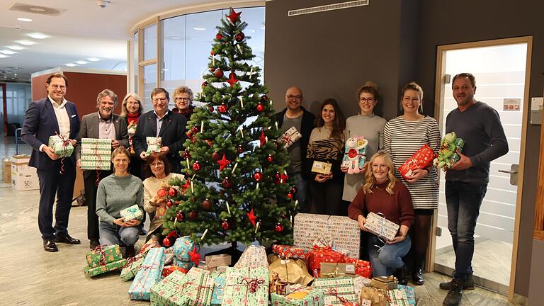 Freuen sich über den Erfolg der Weihnachtswunschbaum-Aktion in Brendlorenzen: Frank Hefner (Vorstandssprecher der VR-Bank Main-Rhön) mit den Schirmherren und Vertretern der beteiligten karitativen Einrichtungen.