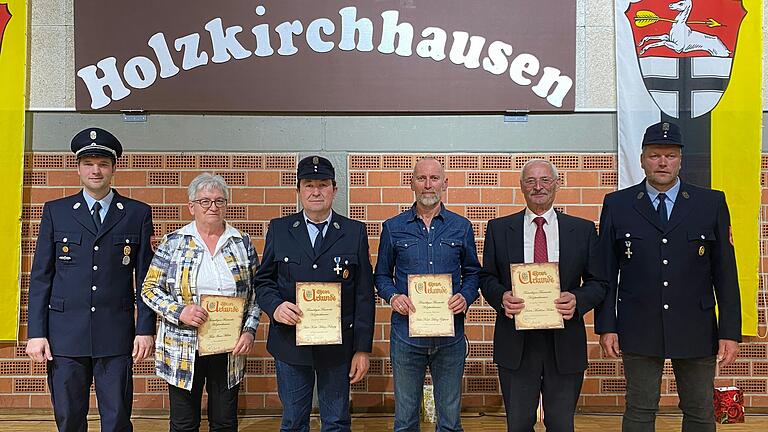 Vier Mitglieder der Freiwilligen Feuerwehr wurden am Festkommers zum 140-jährigen Jubiläum zu Ehrenmitglieder. ernannt (von links): Kommandant Christian Erb, Ilona Müller, Karl-Heinz Künzig,&nbsp;Karl-Heinz Zeissner, Matthias Haber und Vorsitzender Harald Lurz.