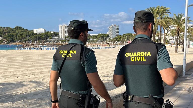 Mallorca: Deutsche wegen Prügel für Taxifahrer festgenommen - Beamte der Guardia Civil auf Mallorca (Archivfoto) Mallorca: Deutsche wegen Prügel für Taxifahrer festgenommen - Beamte der Guardia Civil auf Mallorca (Archivfoto)