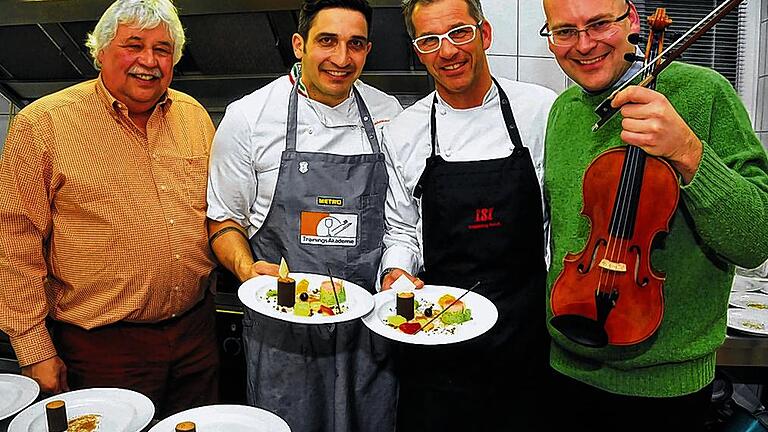 Die Macher: Die Küchenchefs Marco Chianese und Christoph Moser überraschten im Erlacher Sportheim mit einem Ausflug in die Molekularküche. Mit im Bild Organisator Elmar Marquardt (links) und Meistergeiger Florian Meierott.