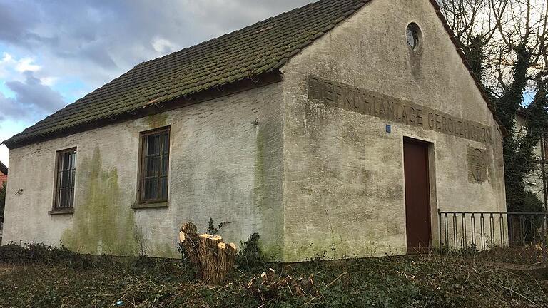 Jahrelang war es komplett zugewachsen. Nach Baumfällarbeiten ist die alte Gemeinschaftsgefrieranlage an der Östliche Allee in Gerolzhofen wieder sichtbar geworden.