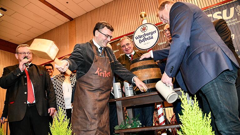 Drei Schläge und o'zapft is! Florian Herrmann, Chef der bayerischen Staatskanzlei, durfte in diesem Jahr das Starkbierfass in Kürnach anzapfen. Ihm zur Seite standen (von links) Manfred Ländner, Paul Lehrieder, Waldemar Brohm und Thomas Eberth.&nbsp;