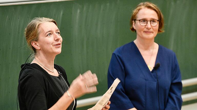 Die beiden Professorinnen Anne Simmenroth und Ildikó Gágyor vom Institut für Allgemeinmedizin überzeugten bei ihrer Antrittsvorlesung nicht nur fachlich, sondern auch mit einer Gesangseinlage.