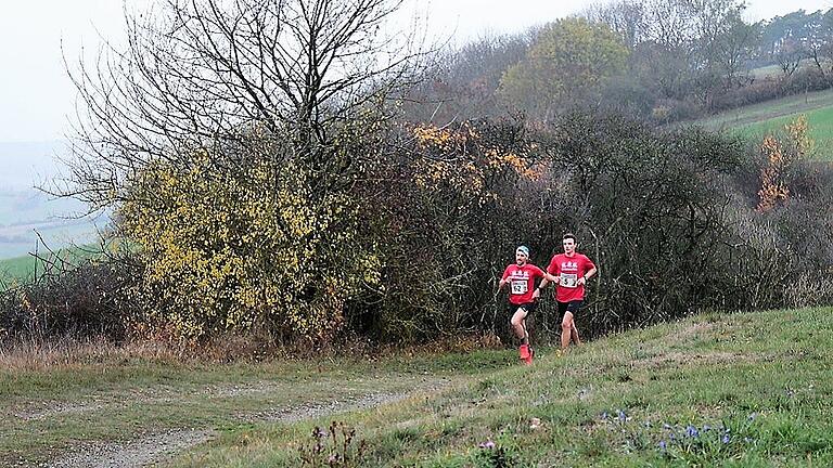 Streutaltrail rund um Mittelstreu an diesem Sonntag       -  Es ist das letzte Rennen in Rhön-Grabfeld in diesem Jahr: der Life Streutaltrail an diesem Sonntag, 10. November. Um 11 Uhr geht es am TSV-Sportheim in Mittelstreu los, die Läufer können zwischen zwei unterschiedlichen langen Strecken wählen. Eine ist bei 140 Höhenmetern zehn Kilometer lang, die andere führt über 14 Kilometer und 300 Höhenmeter. Die meiste Zeit führen die Strecken über Trail-, Wald- und Feldwege, erklärt Organisator Wolfgang Müller. Alle Teilnehmer haben die Chance, für den guten Zweck zu laufen. Für jeden, der eine vorgegebene Zeit unterbietet, werden fünf Euro an die DBA-Selbsthilfegruppe gespendet. Sie betreut Patienten, die an Diamond-Blackfan-Anämie (DBA) leiden, einer schweren, chronischen Blutarmut. Online können sich Sportler noch bis Donnerstag, 7. November, anmelden. Oder vor Ort bis 10 Uhr. (dr)