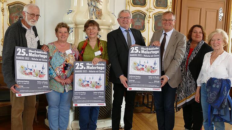 Sie stellten im Rokokosaal des Alten Rathauses die 25. Oberfränkischen Malertage vor (von links): die Vorstandsmitglieder Erwin Schraudner und Gabriele Endres, Vereinsvorsitzende Karin Dietel,&nbsp;Landrat Johann Kalb,&nbsp;OB Andreas Starke,&nbsp;Kulturreferentin Ulrike Siebenhaar und&nbsp;Gründerin Christel Gollner.