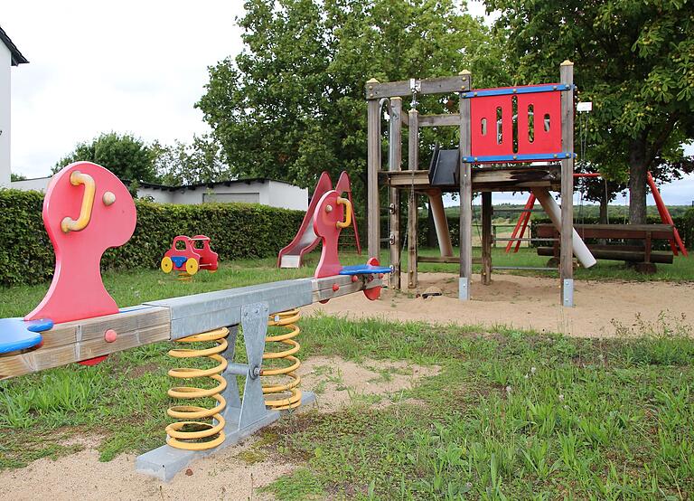 Der Spielplatz 'Am Hag' in Sulzheim ist in die Jahre gekommen. Wie auf allen anderen gemeindlichen Spielplätzen sind auch hier dringend Reparaturen erforderlich. Der Spielplatz 'Am Hag' in Sulzheim ist in die Jahre gekommen. Wie auf allen anderen gemeindlichen Spielplätzen sind auch hier dringend Reparaturen erforderlich.