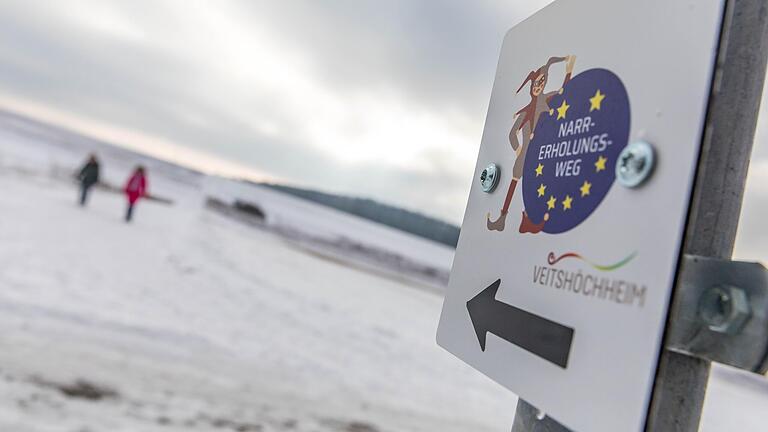 Unterwegs auf dem Narr-Erholungsweg in Gadheim, Ortsteil der Gemeinde Veitshöchheim: Die Fastnachtshochburg hat jetzt auch einen Witze-Wanderweg. Ein Narr mit blauem EU-Smiley symbolisiert das Tourenlogo.&nbsp;