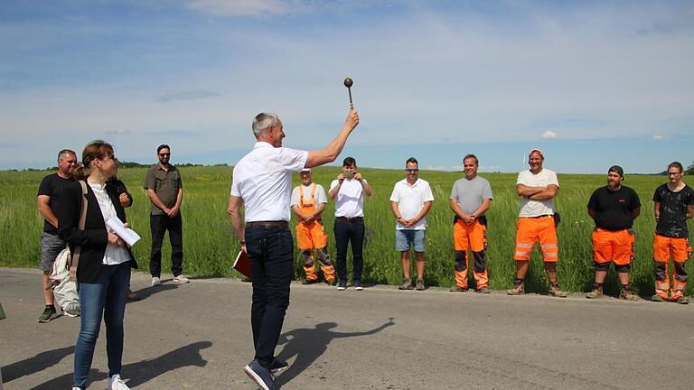 Pastoralreferent Dirk Rudolph hat das sanierte Kernweg-Teilstück gesegnet; mit im Bild auch die Mitarbeiter der Firma Stolz, die den Straßenabschnitt gebaut haben.       -  Pastoralreferent Dirk Rudolph hat das sanierte Kernweg-Teilstück gesegnet; mit im Bild auch die Mitarbeiter der Firma Stolz, die den Straßenabschnitt gebaut haben.