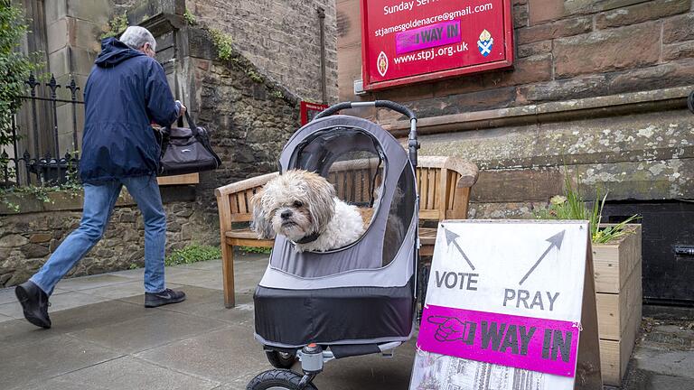 Parlamentswahlen 2024       -  Die Menschen in Großbritannien gelten als besonders tierlieb und bringen ihre Hunde oft zum Wählen mit.