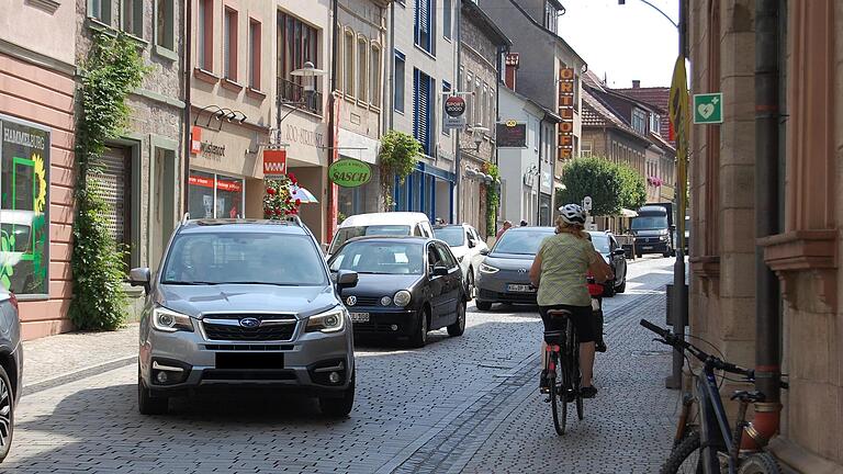 In Hammelburg gibt es für Radfahrer einige Problemstellen. So auch in der Kissinger Straße, wo Radeln stadtauswärts schwierig bleibt.       -  Für Radfahrer existieren in Hammelburg einige Problemstellen, wie in der Kissinger Straße, wo Radeln stadtauswärts schwierig bleibt. SPD und Grüne legen nun Ideen vor, wie Fahrradfahrer besser und sicherer im Verkehr berücksichtigt werden können.