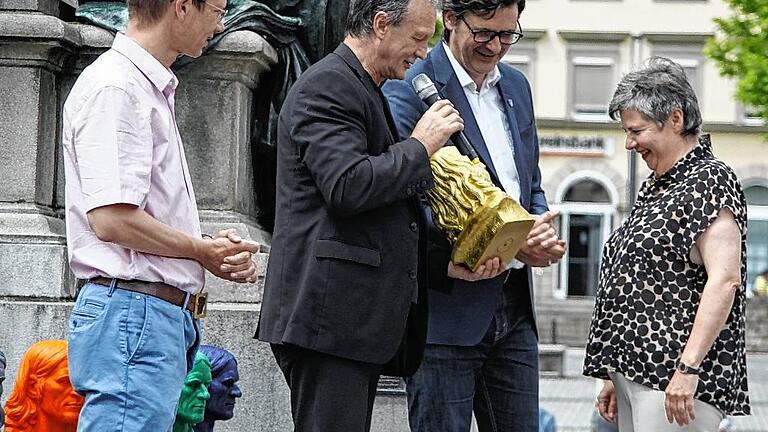 Besondere Ehre: Ottmar Hörl (2. v.l.) überreicht der Leiterin der Schweinfurter Kunsthalle, Andrea Brandl, eine der wenigen goldfarbenen Rückert-Büsten als Geschenk. Mit auf dem Bild Schweinfurts OB Sebastian Remelé (links) sowie Kunstvereins-Vorsitzender Ralf Hofmann.