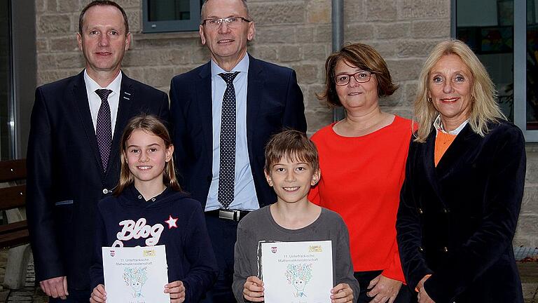 Die Kreissieger Ida Frank (links) und Tom Frank mit Bürgermeister Michael Ziegler (hinten von links), Horst Brochloß-Gerner, Lehrerin und Organisatorin Kristina Lang und Schulamtsdirektorin Claudia Schmidt.