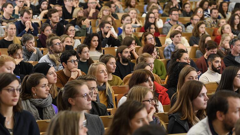 So voll wie hier bei einer Lesung mit Journalist Deniz Yücel im November 2019 wird es im Audimax der Neuen Universität in Würzburg im kommenden Wintersemester nicht werden. Corona-Abstandsgebote sind auch an den Hochschulen einzuhalten.