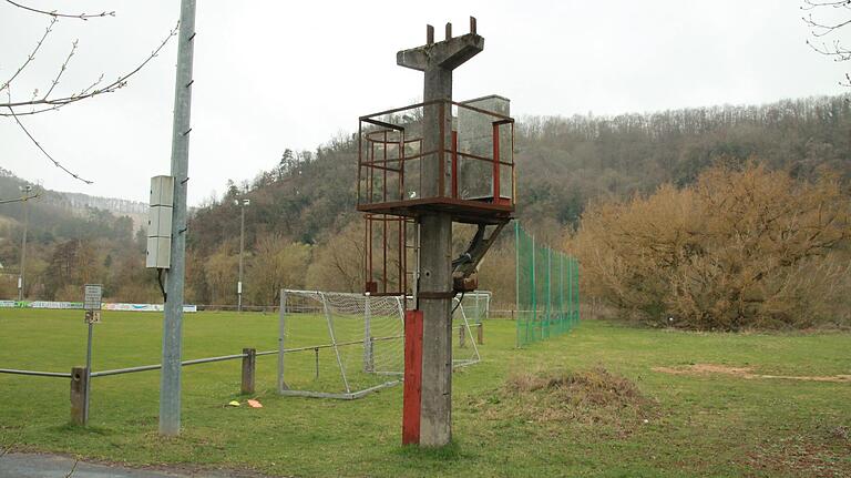 Übrig gebliebener Ständer der früheren Ölleitung. Übrig gebliebener Ständer der früheren Ölleitung.