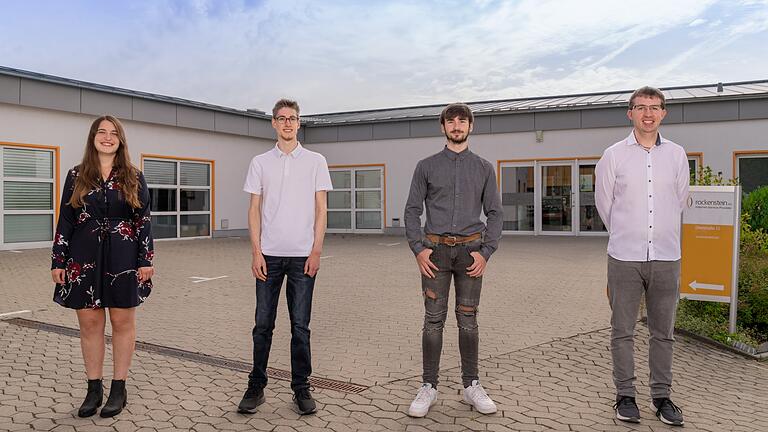 Leona Schmitt (links, Ausbildung &amp; Personal, rockenstein AG) und Julian Zehnter (rechts), Ausbilder bei der rockenstein AG begrüßen die neuen Auszubildenden Julius Schlegelmilch (Zweiter v.l.) und Ioannis Iosifidis.