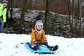 Zunächst die kleine Anschubhilfe vom Vater - und schon kann der vierjährige Louis aus Gleisenau, Ebelsbach, die rasante Abfahrt über die schneebedeckte Wiese starten.