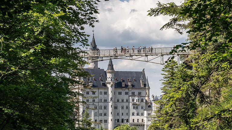 Touristin stirbt nach Angriff.jpeg       -  Blick auf Neuschwanstein mit der Marienbrücke. Vergangene Woche wurden zwei Frauen dort Opfer eines Angriffs. Eine 21-Jährige starb.