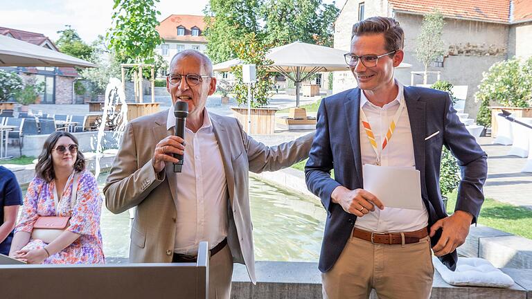 Einer geht, einer kommt: der langjährige Geschäftsführer der Stadtbau Würzburg GmbH, Hans Sartoris (links), mit seinem Nachfolger Lars Hoffmann.&nbsp;