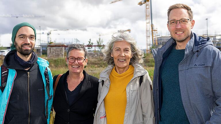 Sie stehen an ihrem künftigen Wohnort, der Emily-Gordon-Straße am Hubland: die Vorstandsmitglieder von&nbsp;Mehrgenerationenwohnen Würzburg&nbsp;(von links) Julius Popp, Susanne Porzelt, Maria Lenhard-Raab und Ronald Jäger. Es fehlt Lukas Weidinger.