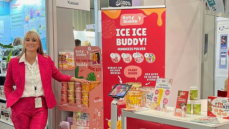 Julia Braun, hier am Stand der BeG Buddy GmbH auf der Messe Interzoo 2024, konzentriert sich künftig auf neue Projekte.