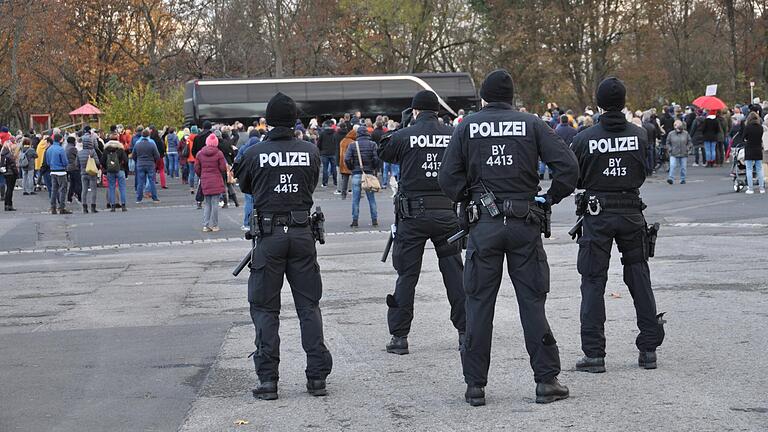 Demonstration in Schweinfurt, gesichert von der Polizei.&nbsp; Dort machte Bodo Schiffmann Station.&nbsp;