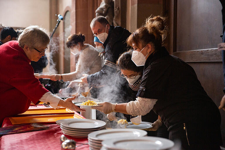 Das Festmahl, das aus Tomatensuppe als Vorspeise, Gulasch als Hauptspeise und verschiedenen Nachspeisen besteht, wird komplett aus Spenden finanziert.