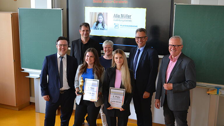 Von links: F. Kundmüller (Flessabank Ebern) B. Hacker (LEBS, Projektbetreuung)  Alia Müller (Siegerin, Flessabank) A.Fella-Wegner (Ausbildung Flessabank) Joelle Görner (Finalteilnehmerin, Sparkasse) Ch. Ennulat (Ausbildung Flessabank)  J. Koch (LEBS, Schulleitung)