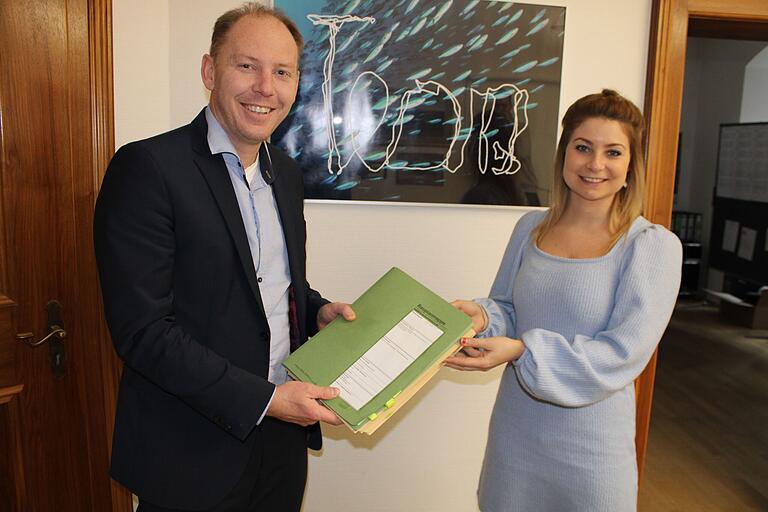 Die Vorsitzende des Tierschutzvereins, Sharon Hawkins, überreicht OB Stefan Güntner im Januar 2023 die unterschriebenen Bauanträge. Die Vorsitzende des Tierschutzvereins, Sharon Hawkins, überreicht OB Stefan Güntner im Januar 2023 die unterschriebenen Bauanträge.