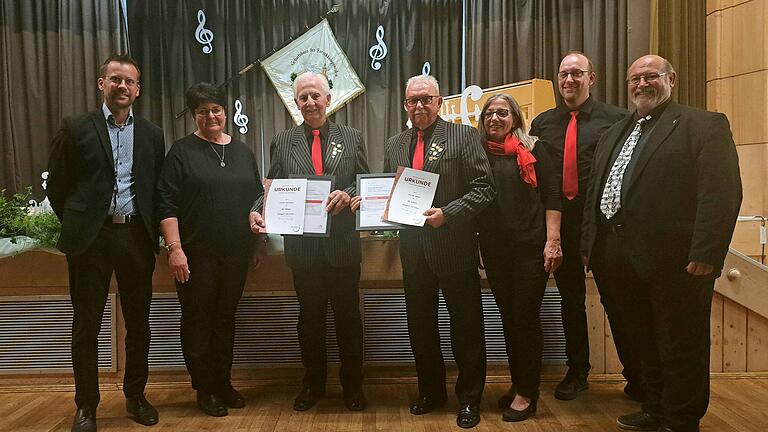 Ehrung für 65 Jahre Mitgliedschaft im Valentin-Rathgeber-Chor (von links): Bürgermeister Björn Denner, Andrea Suckfüll vom Sängerkreis Rhön-Grabfeld, Günter Rohrbach, Werner Omert, Vorsitzende Barbara Kraus, stellv. Vorsitzender Sebastian Reitz und Wolfgang Sittler vom Fränkischen Sängerbund.