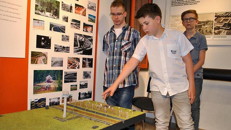 Die Grenze erklärt: Innerhalb des Projekts &bdquo;Zeitspringer &ndash; Geschichts(V)ermittler Bad Königshofen&ldquo; wurden Kinder und Jugendliche ausgebildet und führten erstmals Gäste durch die Ausstellung, im Vordergrund Julian Schneider, dahinter stehen Max Fiedler (links) und Luis Wiener.