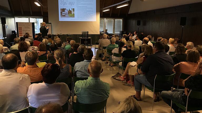 Verkehrsplaner Matthias Schilde vom Büro WVI erläutert bei der Bürgerversammlung im Ökumenischen Zentrum Lengfeld das Verkehrsgutachten und seine Empfehlungen für den Stadtteil.  Foto: Patrick Wötzel