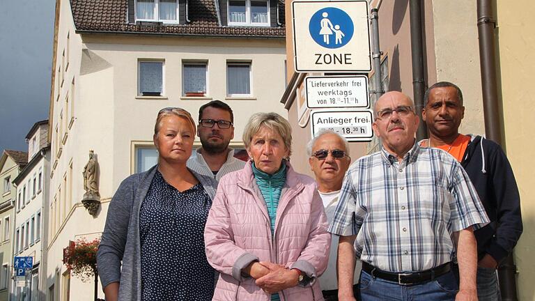 Josef Hahn (Zweiter von rechts) und seine Nachbarn machen auf die erhöhte Belastung aufmerksam, die Anwohner seit der Freigabe der Fußgängerzone für den Verkehr zu spüren bekommen. Foto: Ulrike Müller       -  Josef Hahn (Zweiter von rechts) und seine Nachbarn machen auf die erhöhte Belastung aufmerksam, die Anwohner seit der Freigabe der Fußgängerzone für den Verkehr zu spüren bekommen. Foto: Ulrike Müller