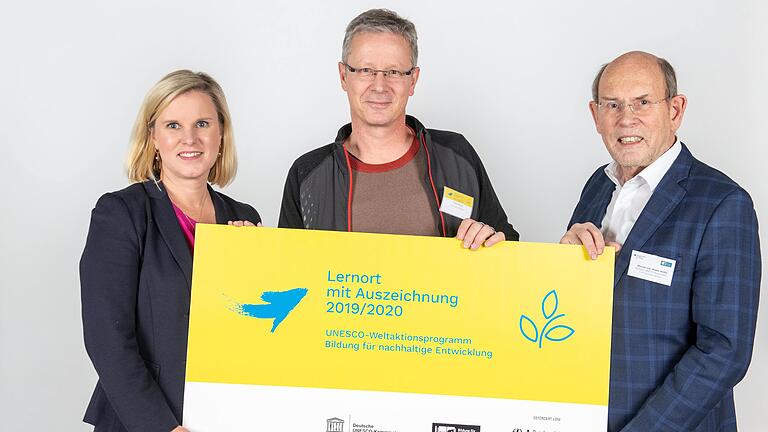 Dr. Catrin Hannken (Leiterin Referat Bildung in Regionen, Bildung für nachhaltige Entwicklung im BMBF), Frank Udhardt vom Gymnasium Marktbreit und Minister a.D. Walter Hirche, Internationaler Berater der Nationalen Plattform BNE und Vorsitzender des Fachausschusses Bildung der Deutschen UNESCO-Kommission (von links) bei der Übergabe der Auszeichnung.