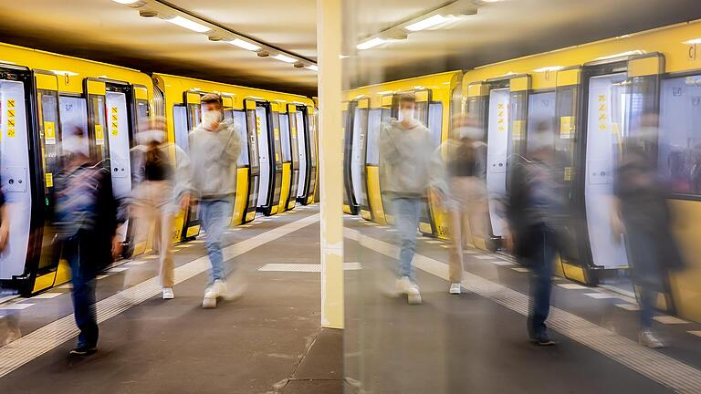 Fahrgäste am U-Bahnhof Potsdamer Platz:&nbsp;Wer in den kommenden Jahren in Berlin mit der U-Bahn fährt, tut dies auf Radlagern aus Schweinfurt. Wälzlagerhersteller SKF hat einen Millionenauftrag erhalten.&nbsp;