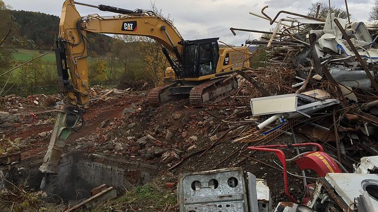 Die alten Dämpfgruben des Furnierwerks Rothhaupt waren mit Abfall verfüllt worden, der bei den Arbeiten auf dem Gelände nun wieder zutage kam.&nbsp;