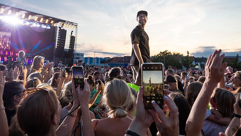 Mark Forster spielte bei bestem Wetter und sommerlichen Temperaturen das Open Air in Bad Neustadt vor rund 9000 Besuchern. Mark Forster spielte bei bestem Wetter und sommerlichen Temperaturen das Open Air in Bad Neustadt vor rund 9000 Besuchern.