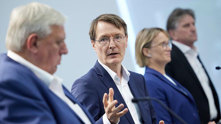 Bund-Länder-Runde.jpeg       -  Karl Lauterbach (2. v. l.) zusammen mit NRW-Gesundheitsminister Karl-Josef Laumann (l.), Melanie Schlotzhauer, Hamburgs Gesundheitssenatorin (2. v. r.) sowie dem baden-württembergischen Gesundheitsminister Manfred Lucha.