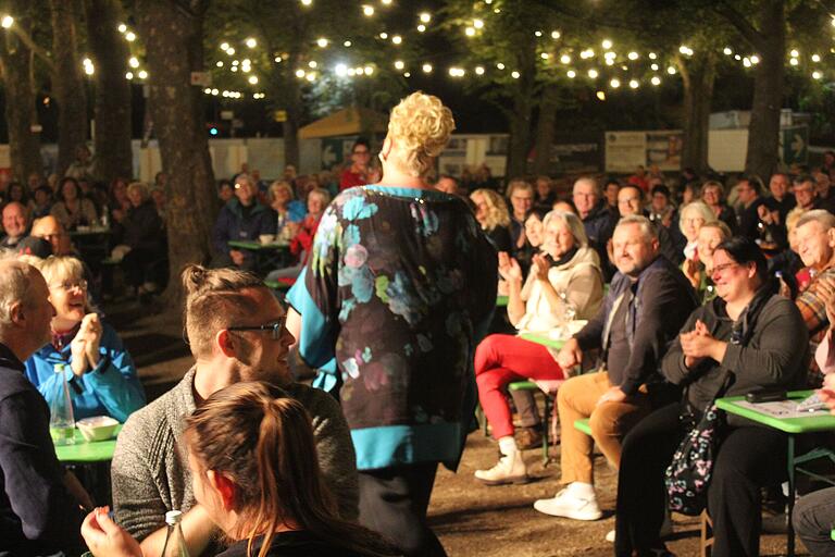 Auf Tuchfühlung mit dem Publikum ging Daphne de Luxe beim Volkacher Kabarettsommer.