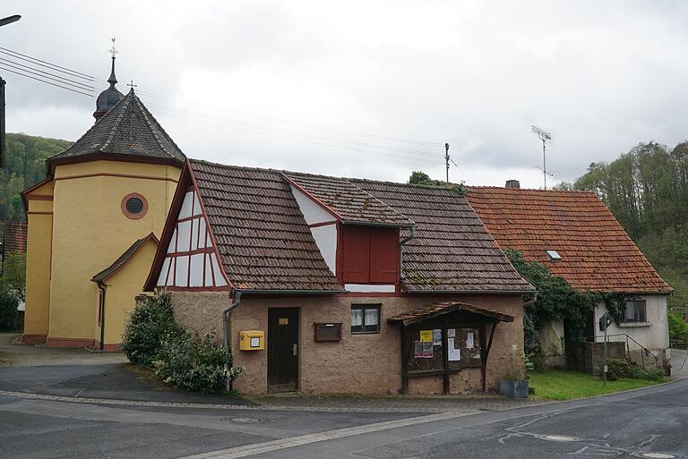 Das alte Kühlhaus und das Hubmanngebäude rechts daneben werden dem Neubau des Feuerwehrhauses weichen. Die Zuschüsse für die Dorferneuerung sind bewilligt worden.