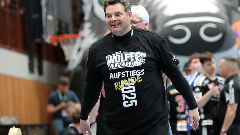 Einstimmung auf den wichtigsten Teil der Saison: Heiko Karrer, Trainer der Wölfe Würzburg, nach dem Spiel gegen den HC Erlangen II mit dem Aufstiegsrunden-T-Shirt