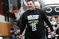 Einstimmung auf den wichtigsten Teil der Saison: Heiko Karrer, Trainer der Wölfe Würzburg, nach dem Spiel gegen den HC Erlangen II mit dem Aufstiegsrunden-T-Shirt