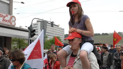 Demo gegen rechts       -  Bis zu 5000 Menschen versammelten sich am Samstag (1. Mai) in der Würzburger Innenstadt, um gegen den geplanten Aufmarsch von Neonazis zu demonstrieren. Ähnlich wie in Schweinfurt zur selben Zeit lautete der Slogan: 'Würzburg ist bunt - nicht braun'.