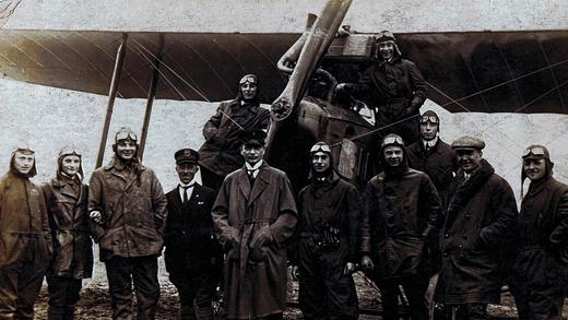 Der zweite Jahrgang: Vor einer &bdquo;Albatros B-II&ldquo; stellten sich 1925 Würzburger Flugschüler zum Gruppenbild. Der Jüngste unter ihnen ist der erst 17-jährige Edgar Dittmar (vorne, Dritter von rechts). Fluglehrer Josef Huber ist der Vierte von links.