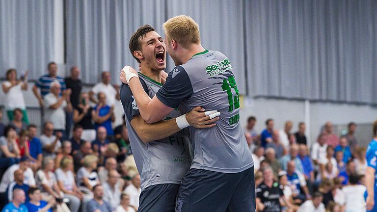 DHB Pokal - 18/19 - TVB 1898 Stuttgart vs. DjK Rimpar       -  Die Rimparer Philipp Meyer (links) und Patrick Gempp feiern den Sieg über Stuttgart.