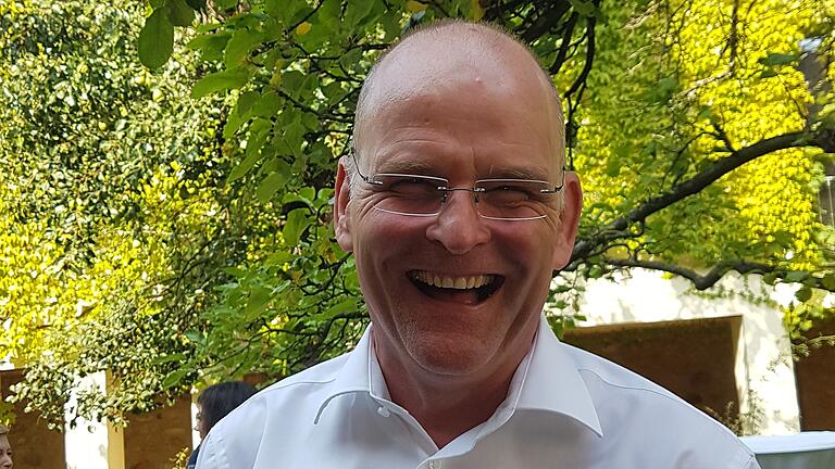 Fröhliches Geburtstagskind: Dekan Oliver Bruckmann an seinem 60. Geburtstag. Fröhliches Geburtstagskind: Dekan Oliver Bruckmann an seinem 60. Geburtstag.