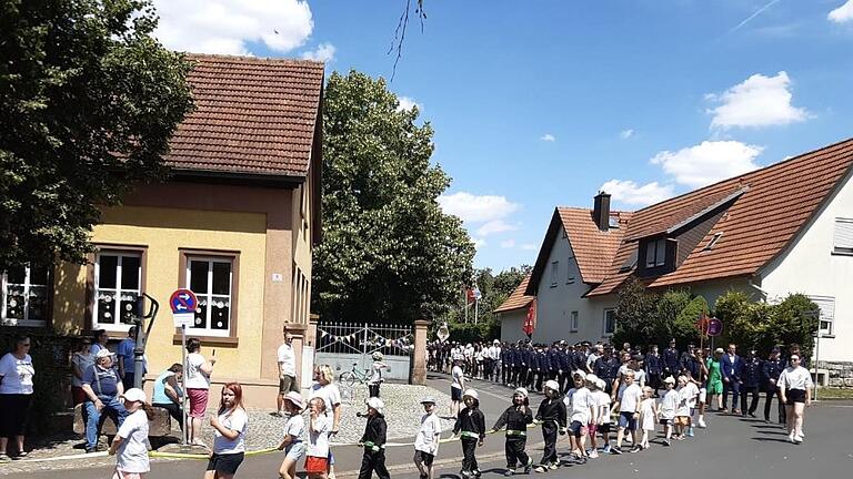 Festumzug zu 150+1 Jahre Fuchsstädter Feuerwehr: Kinderfeuerwehr voran, die Jugend- und Erwachsenen-Feuerwehr mit 15 befreundeten Wehren und nahezu allen örtlichen Vereinen hinterher. Foto: Hannah Stockmann       -  Festumzug zu 150+1 Jahre Fuchsstädter Feuerwehr: Kinderfeuerwehr voran, die Jugend- und Erwachsenen-Feuerwehr mit 15 befreundeten Wehren und nahezu allen örtlichen Vereinen hinterher. Foto: Hannah Stockmann