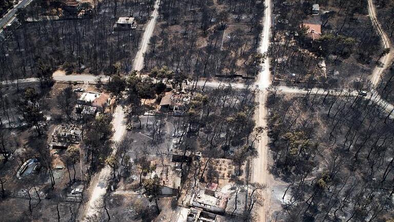 Weite Teile des Ortes Mati unweit von Athen sind durch die verheerenden Waldbrände zerstört. Foto: Antonis Nikolopoulos/AP       -  Weite Teile des Ortes Mati unweit von Athen sind durch die verheerenden Waldbrände zerstört.